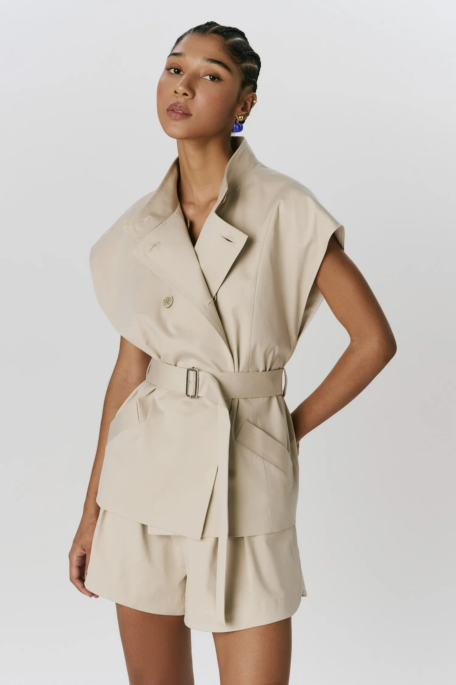 3-CT39149_COLETE_TRENCH_BOTOES_AREIA_ANDREAMARQUES--4-