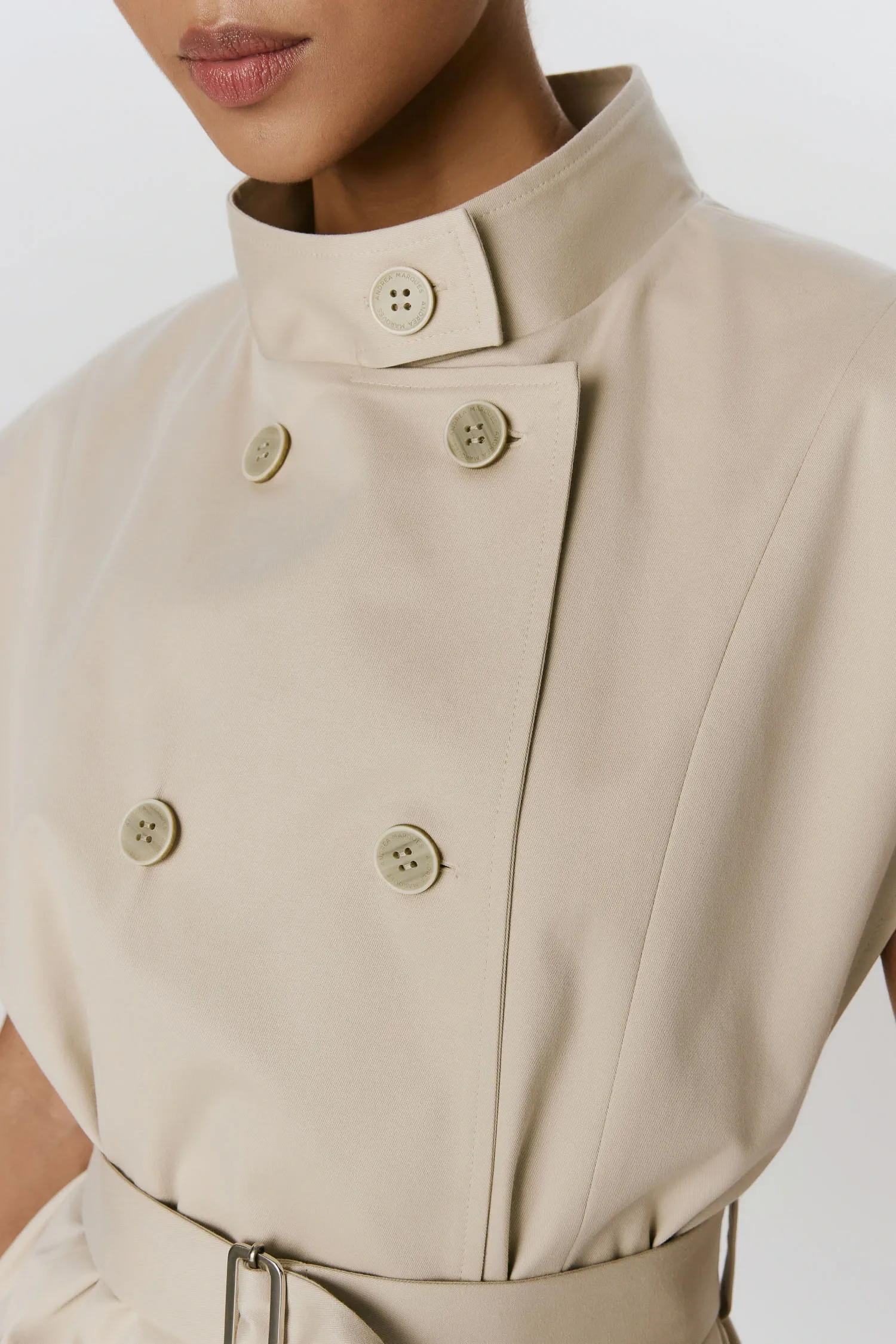 6-CT39149_COLETE_TRENCH_BOTOES_AREIA_ANDREAMARQUES--6-