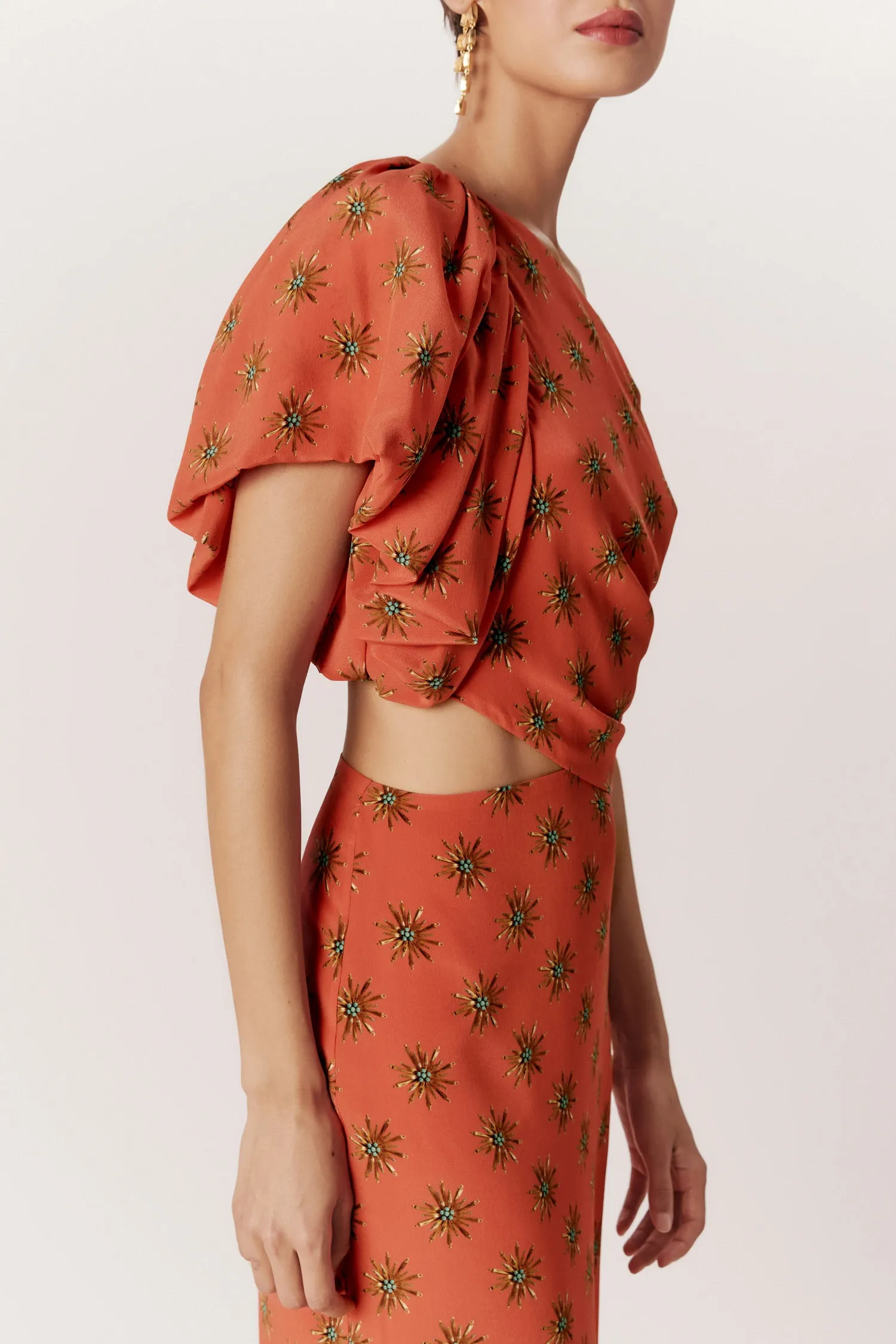 007373_VESTIDO_SEDA_OMBRO-UNICO_ROSETA_CORAL_ANDREAAMARQUES--2-