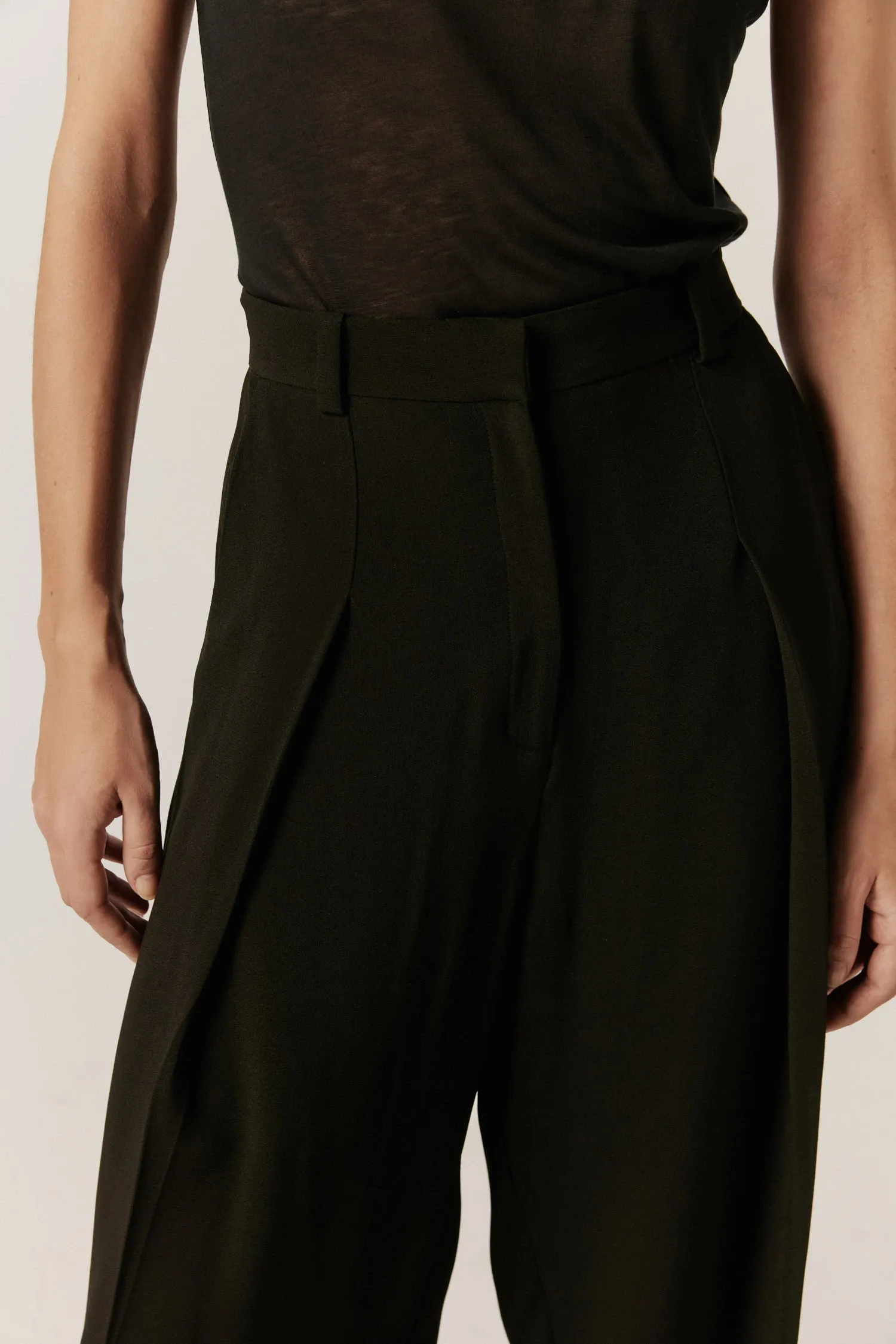 007177_CALCA_CREPE_AMPLA_PREGA_PRETO_ANDREAMARQUES--3-