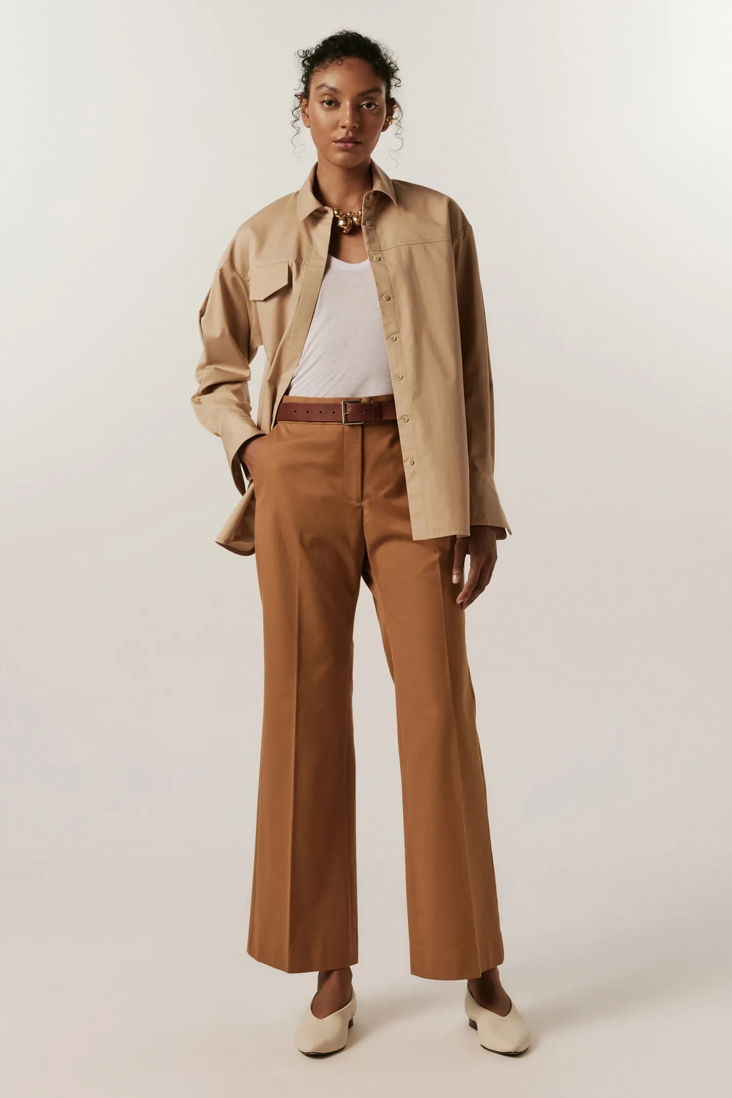 007094_CALCA_SEMI_FLARE_BOLSO_FACA_CAMEL_ANDREAMARQUES--1-