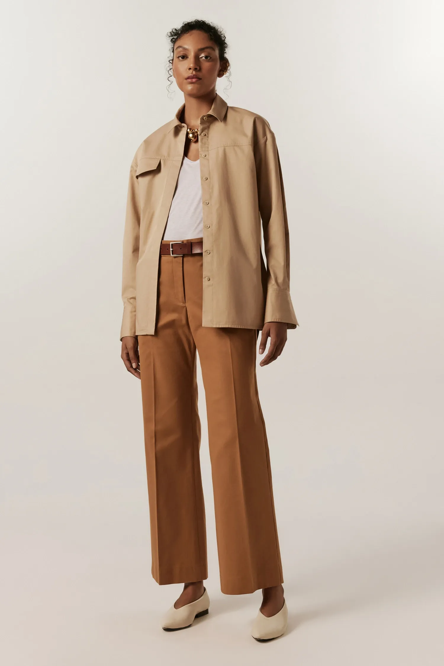 007094_CALCA_SEMI_FLARE_BOLSO_FACA_CAMEL_ANDREAMARQUES--2-