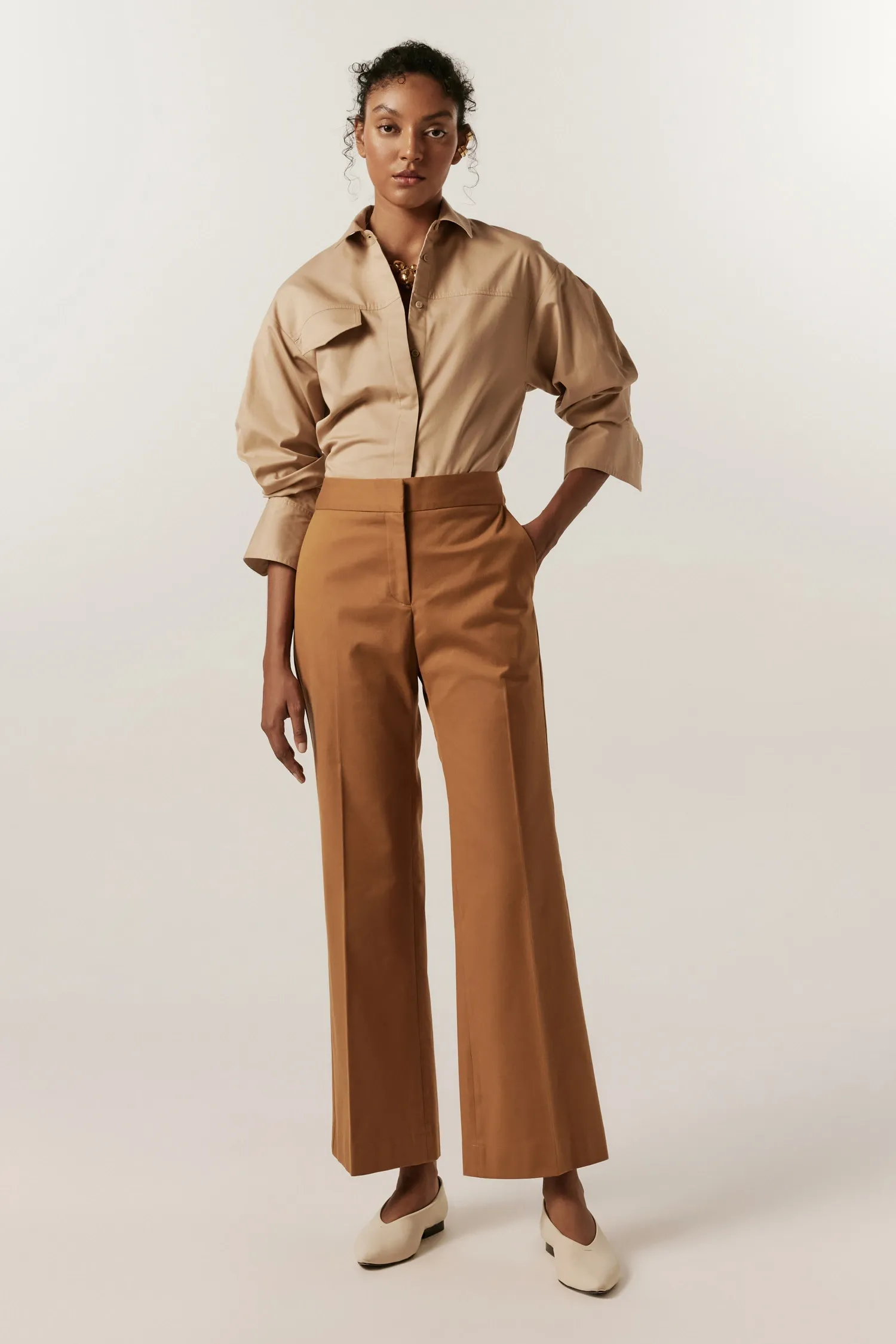 007094_CALCA_SEMI_FLARE_BOLSO_FACA_CAMEL_ANDREAMARQUES--5-