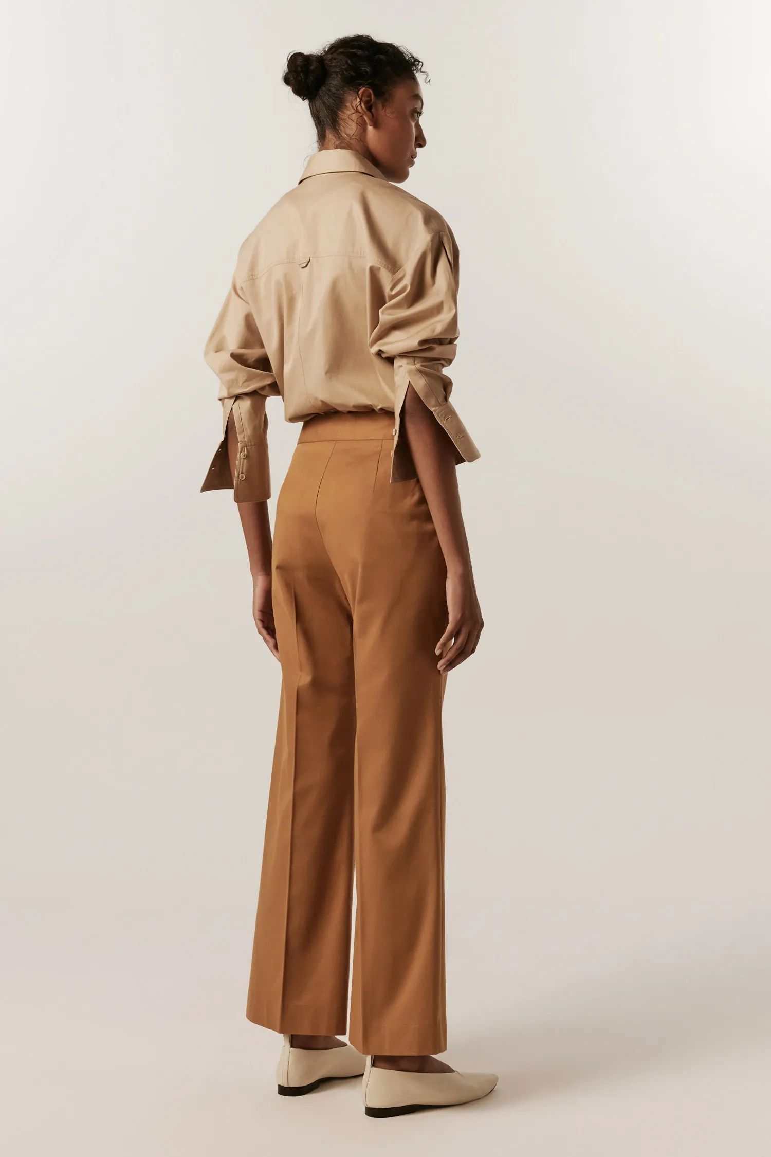 007094_CALCA_SEMI_FLARE_BOLSO_FACA_CAMEL_ANDREAMARQUES--8-