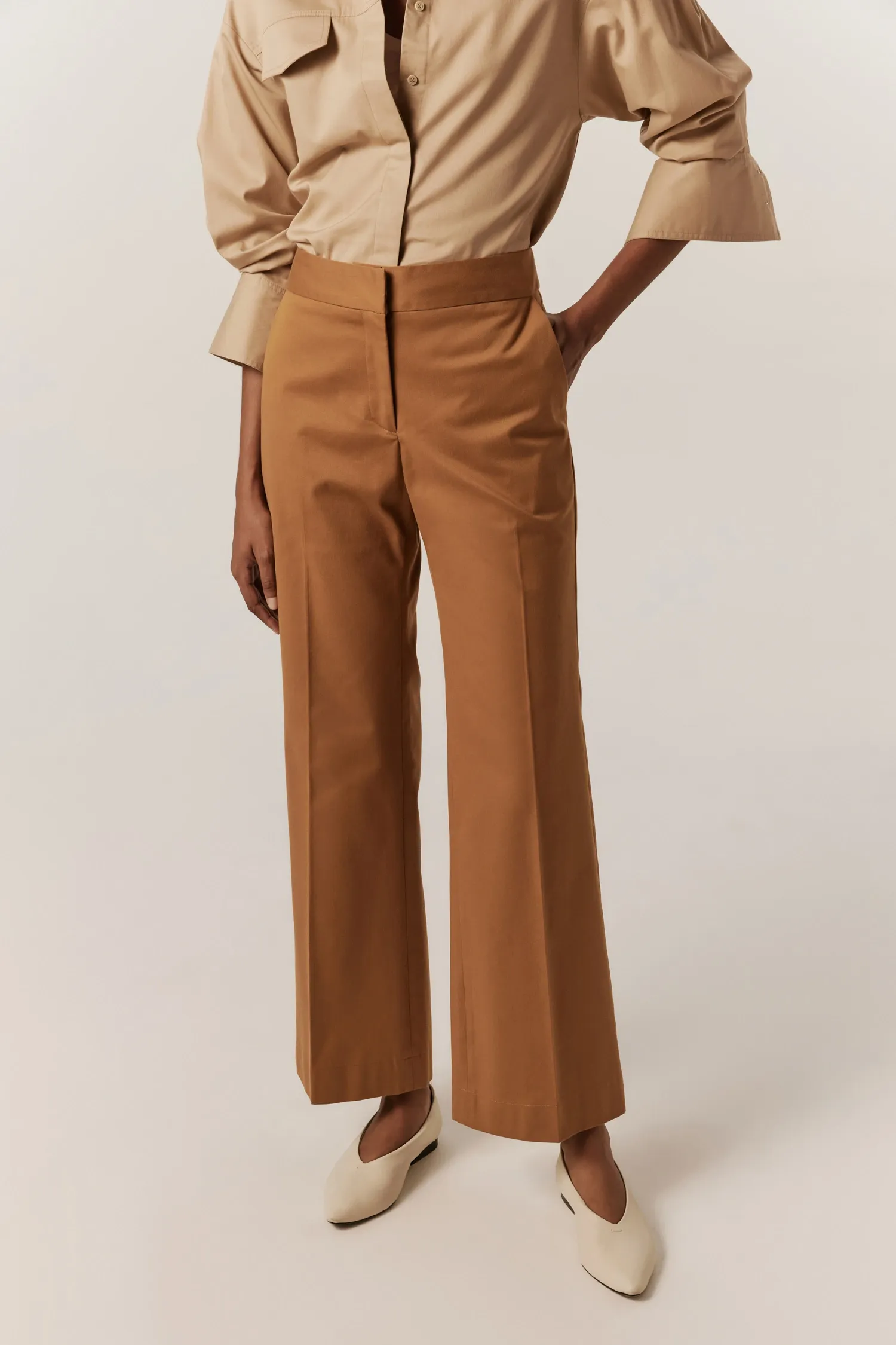 007094_CALCA_SEMI_FLARE_BOLSO_FACA_CAMEL_ANDREAMARQUES--6-