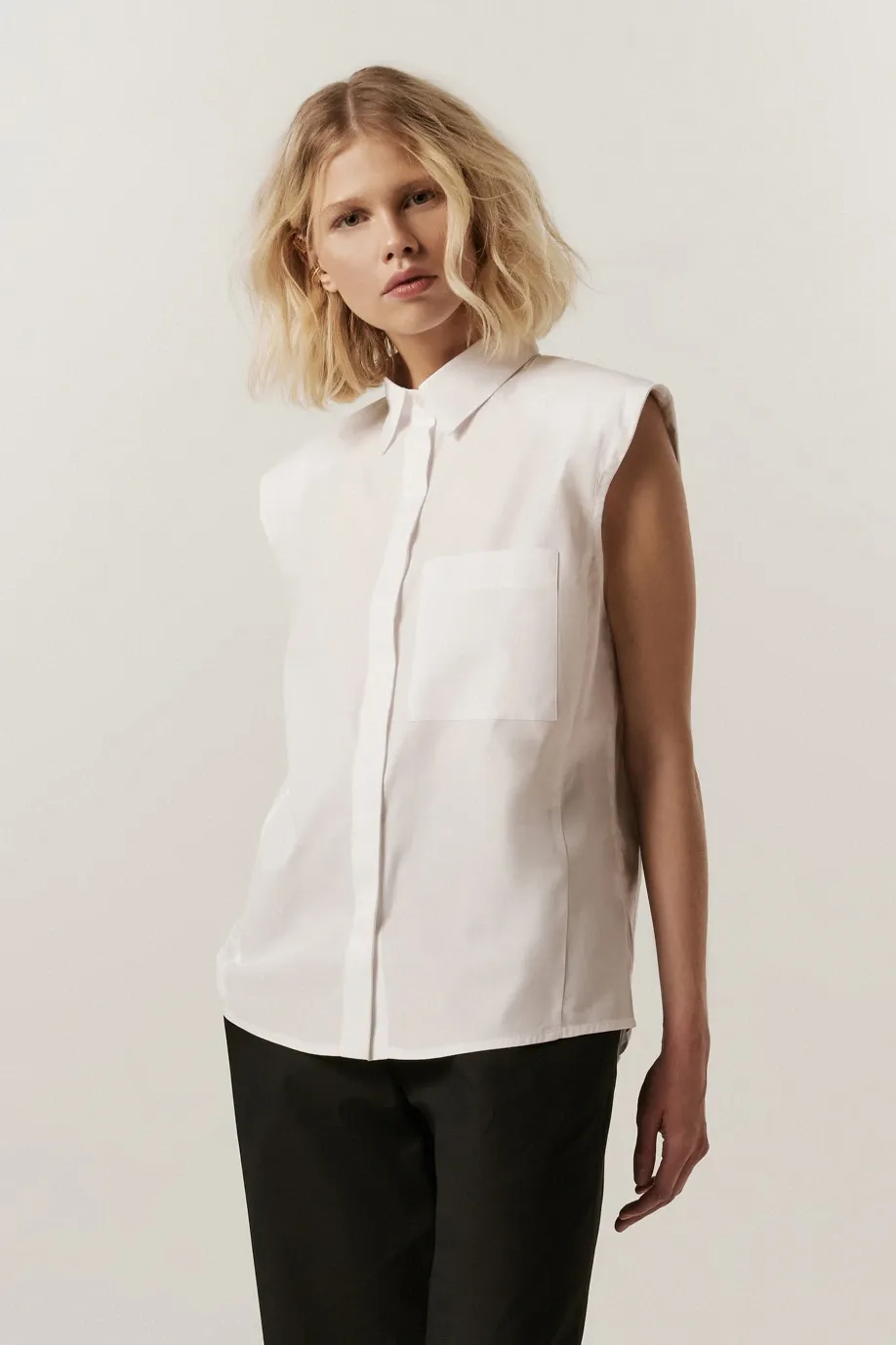 007100_CAMISA_SEM_MANGA_OMBREIRA_BRANCO_ANDREAMARQUES--1-