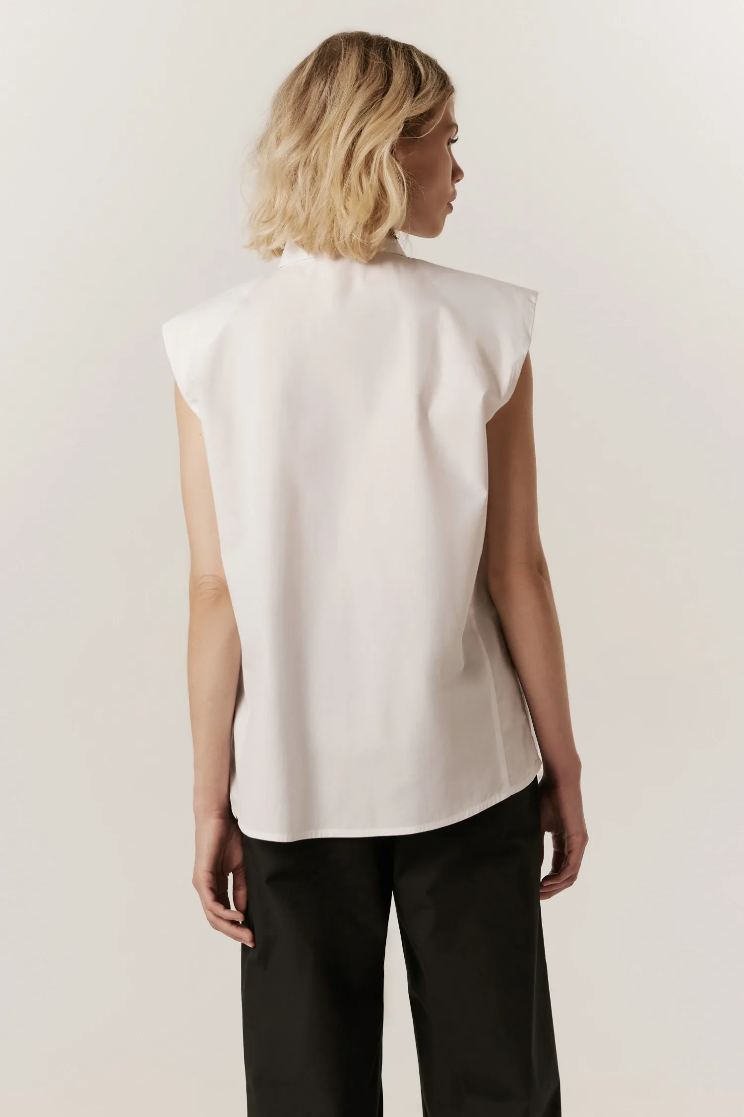 007100_CAMISA_SEM_MANGA_OMBREIRA_BRANCO_ANDREAMARQUES--2-