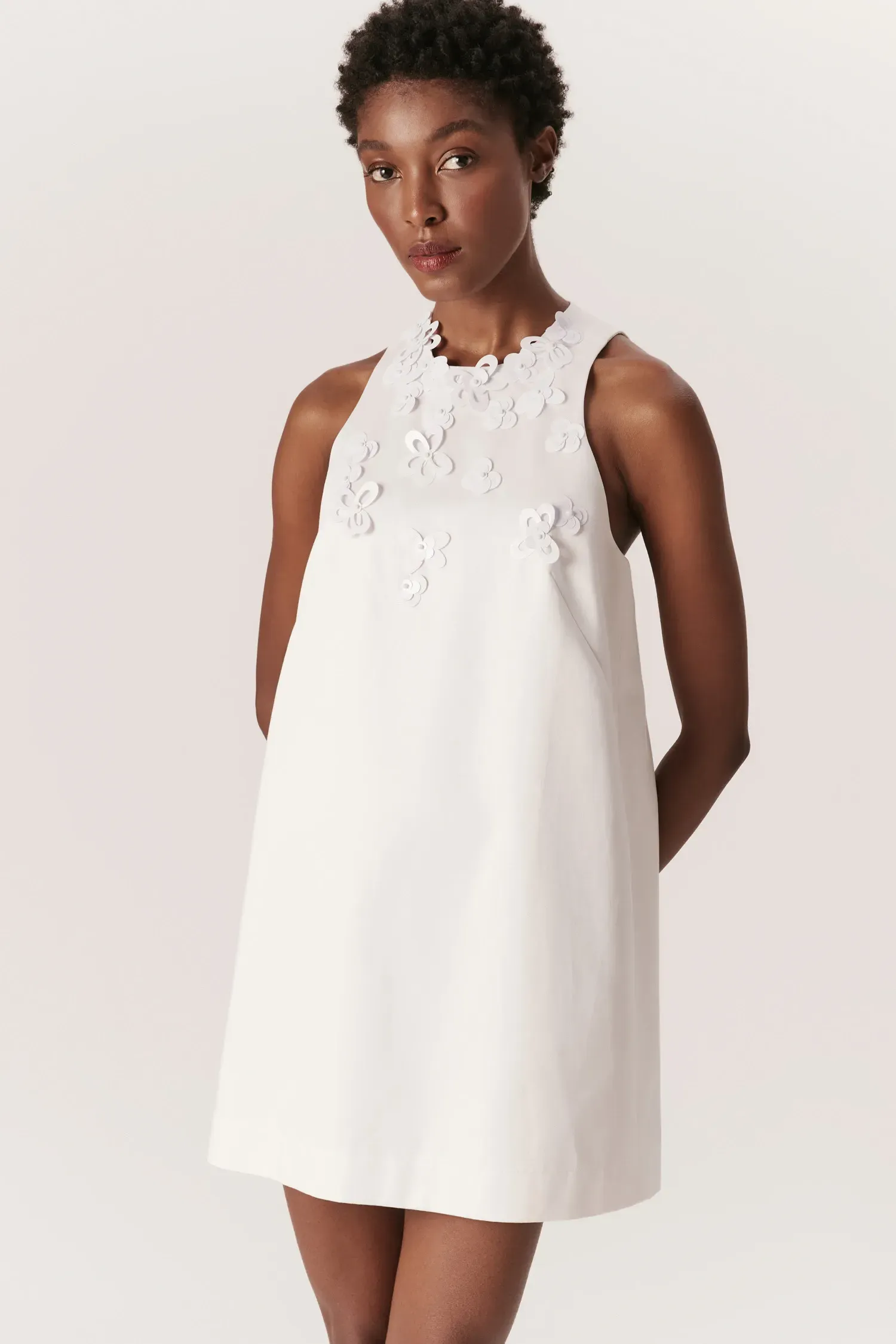 007418_VESTIDO_CURTO_TUBO_SEM_MANGA_BORDADO_BRANCO_ANDREAMARQUES--3-