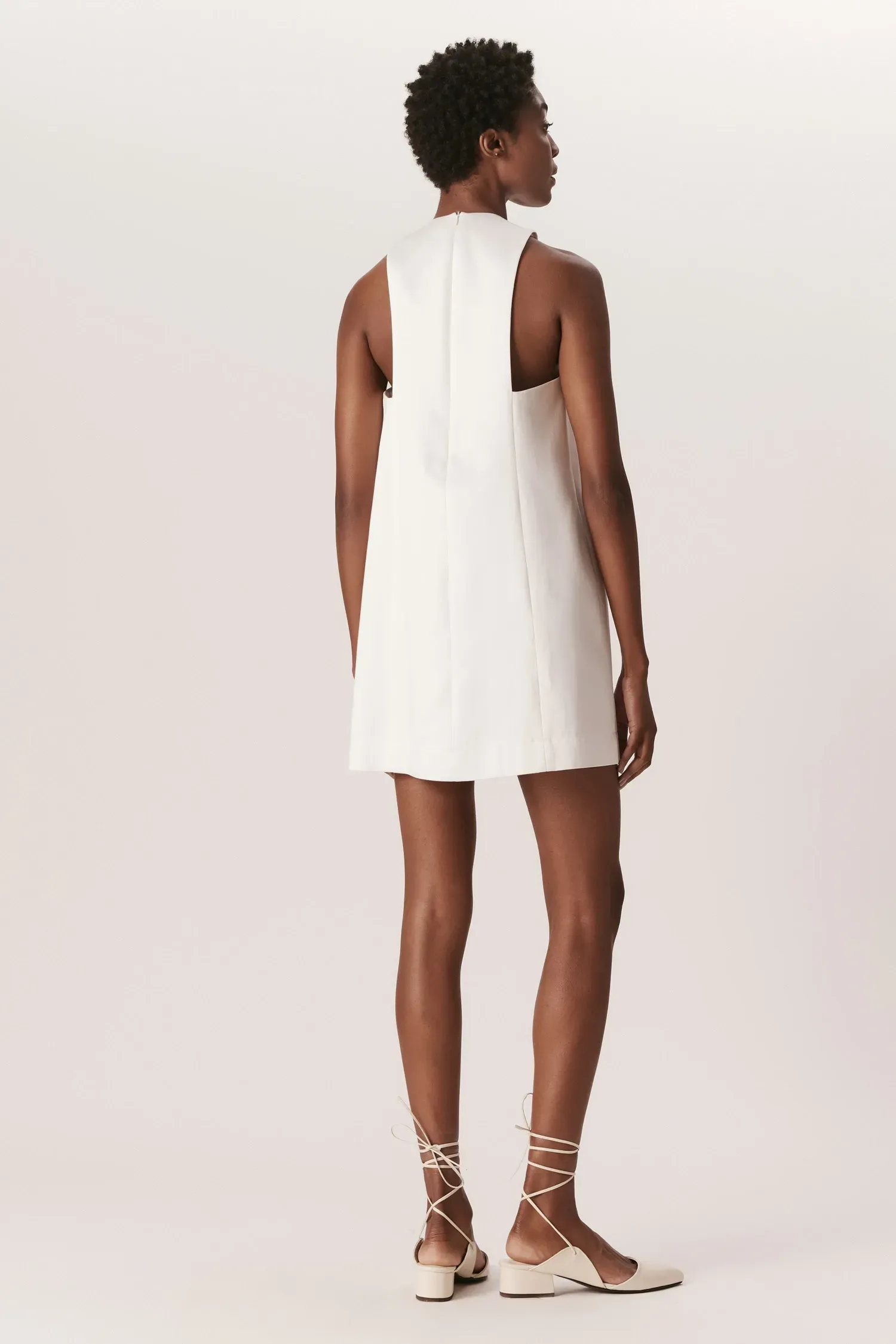 007418_VESTIDO_CURTO_TUBO_SEM_MANGA_BORDADO_BRANCO_ANDREAMARQUES--10-