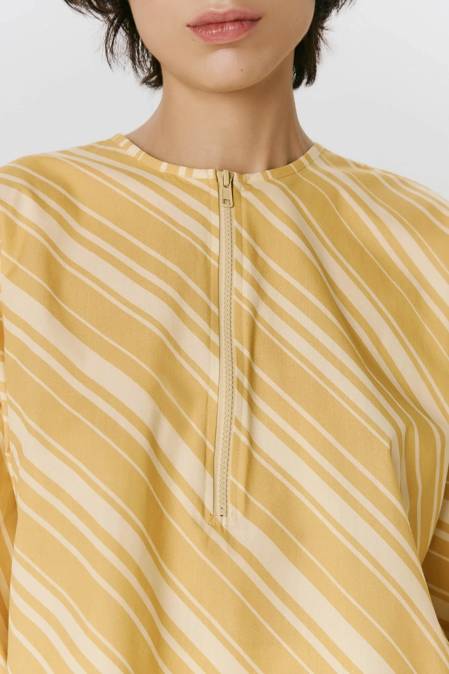5-007800_-BLUSA_ZIPER_MANGA_BUFANTE_MULTI_DIAGONAL_ANDREAMARQUES--2-