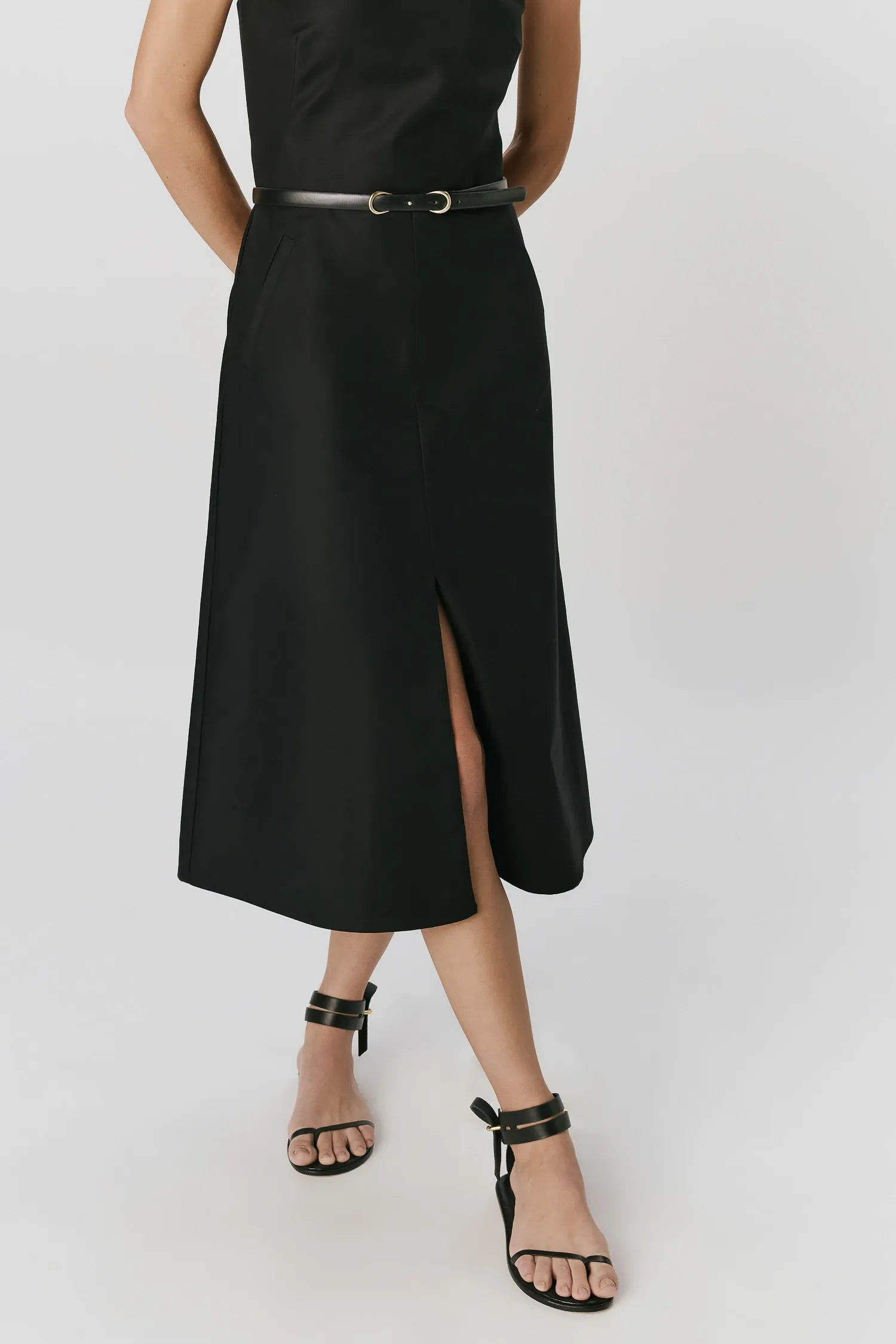 3-VC39046_VESTIDO_DECOTE_EVASE_PRETO_ANDREAMARQUES--4-