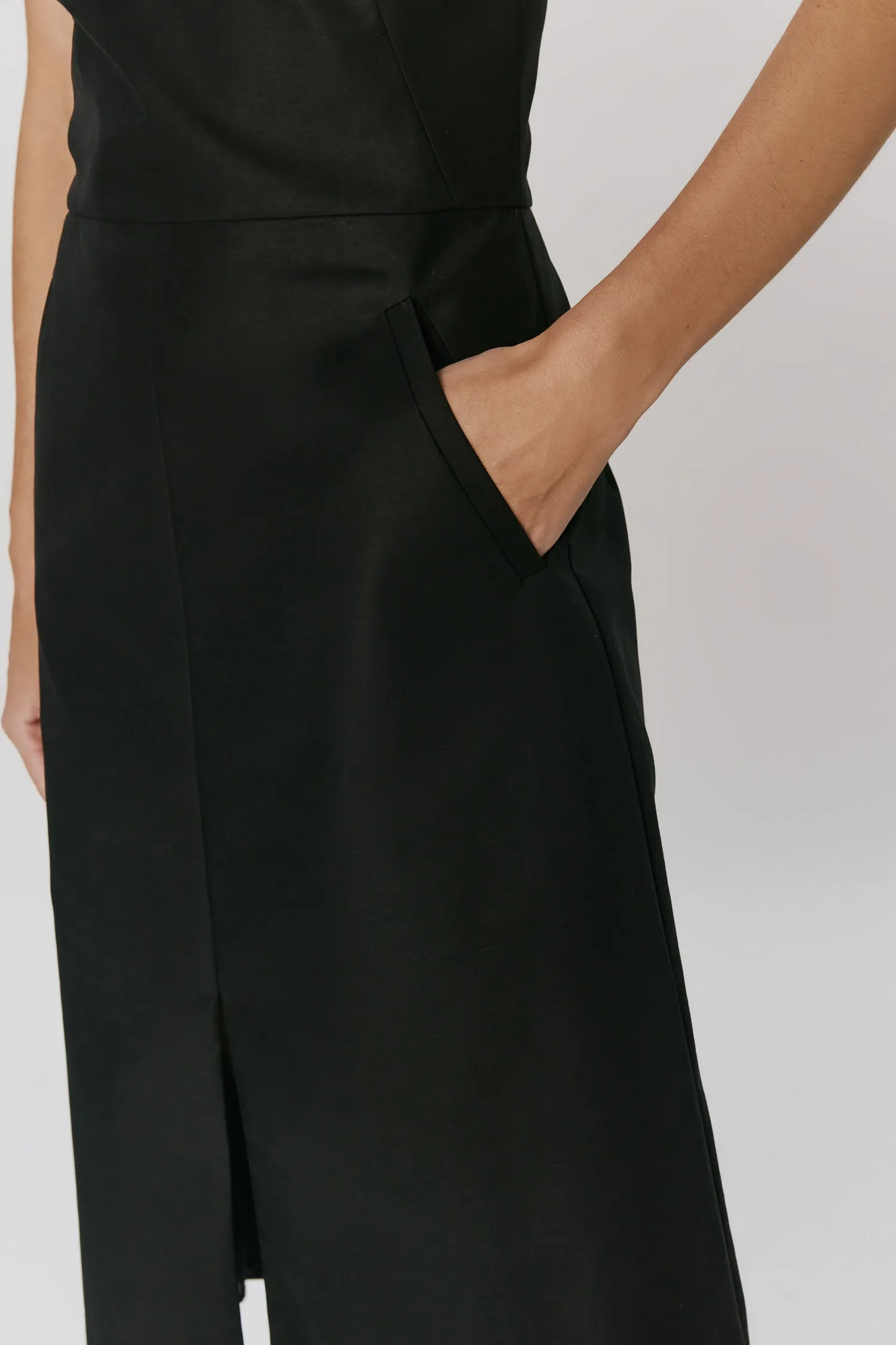 5-VC39046_VESTIDO_DECOTE_EVASE_PRETO_ANDREAMARQUES--7-