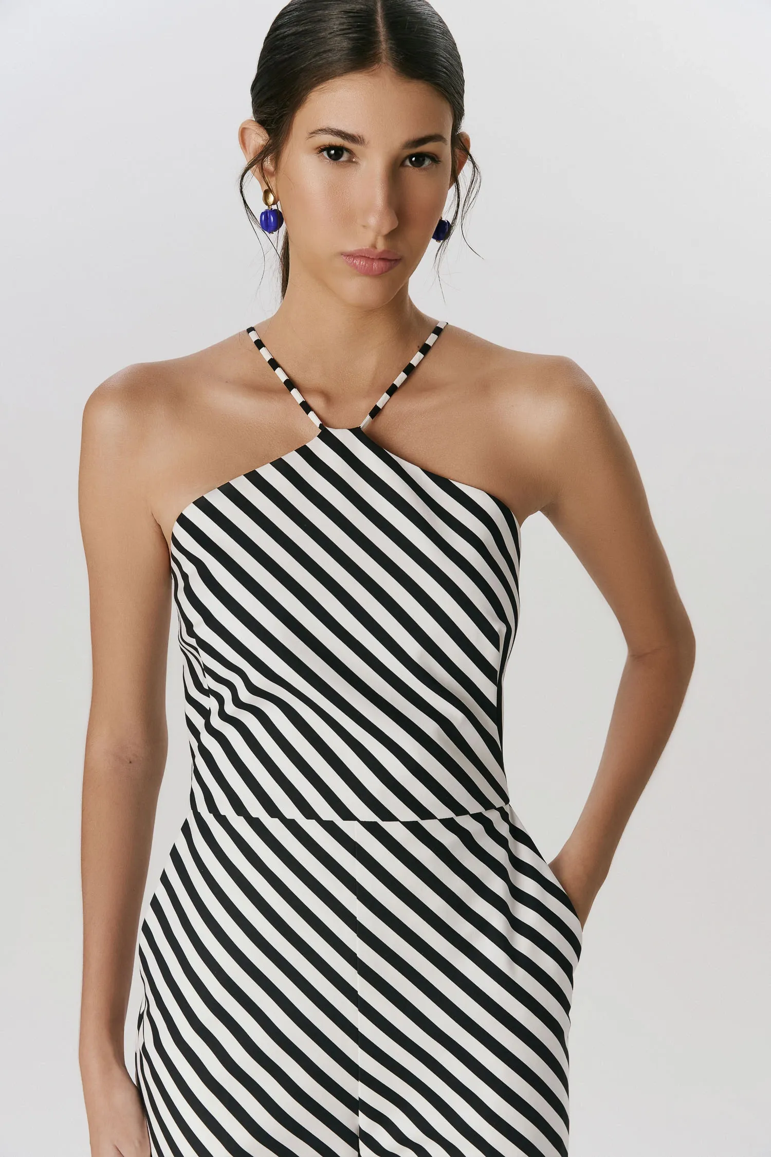 2-007833_macacao_decote_semi_flare_diagonal_pb_andreamarques--4-