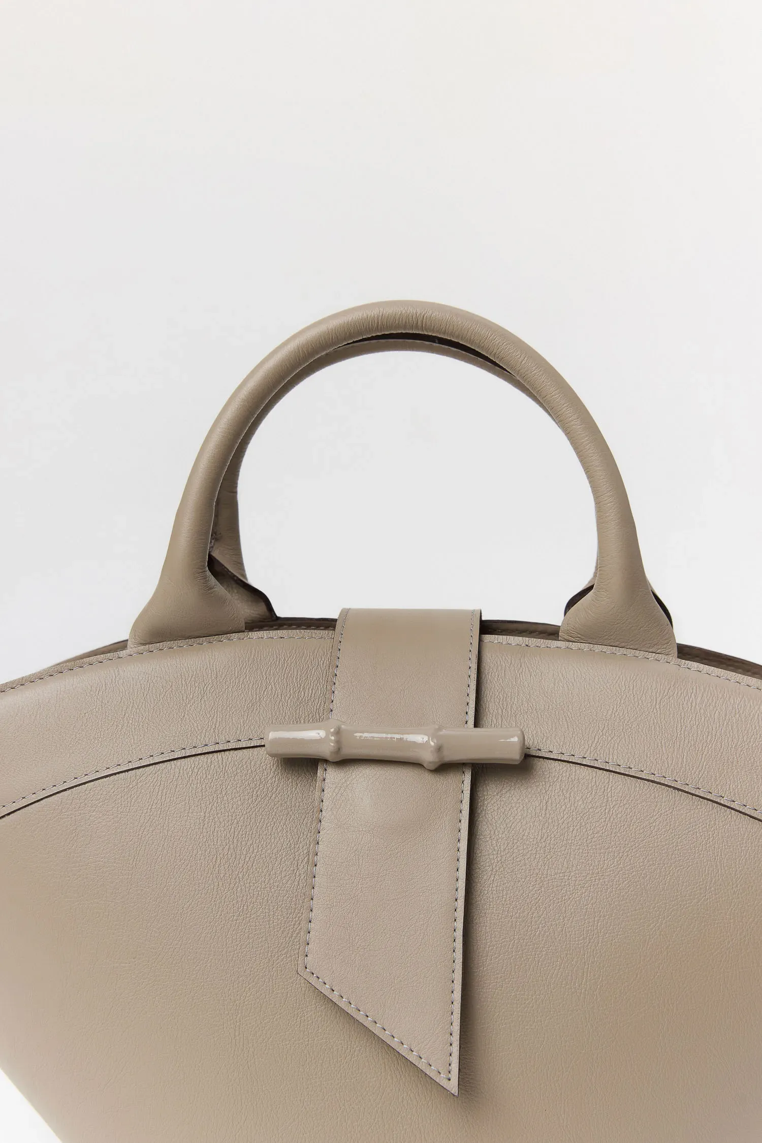 5-008138_BOLSA_COURO_MEDIA_TAUPE_ANDREAMARQUES--5-