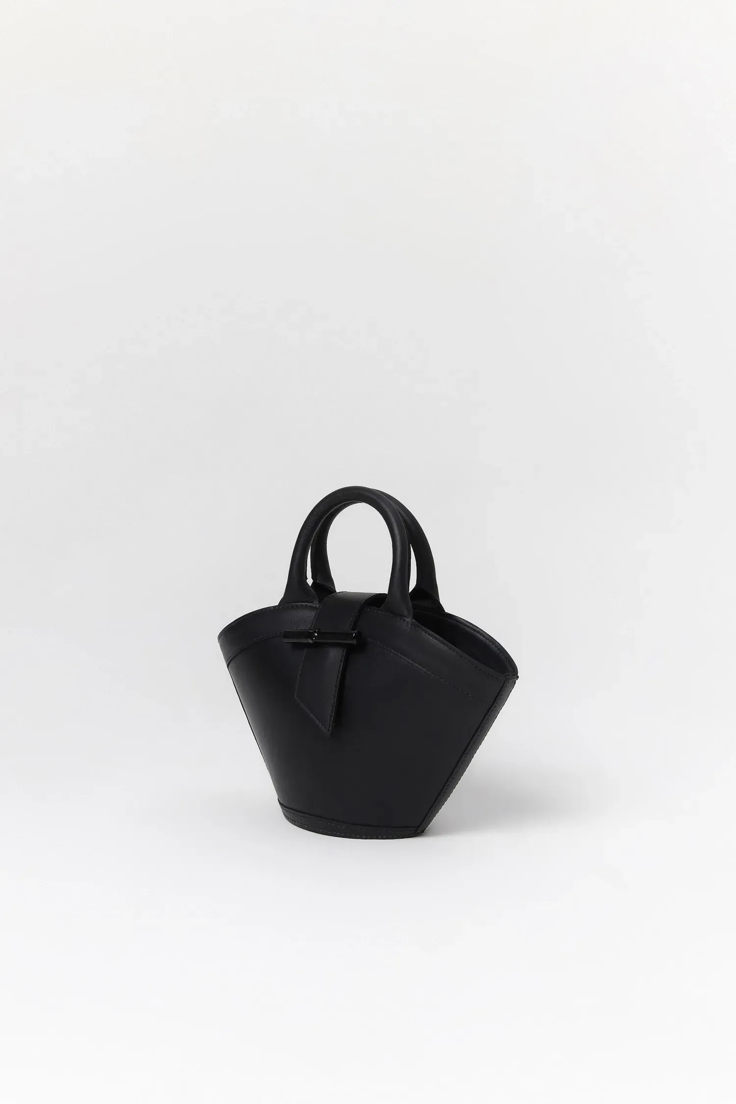 3-008137_BOLSA_COURO_PEQUENA_PRETA_ANDREAMARQUES--6-