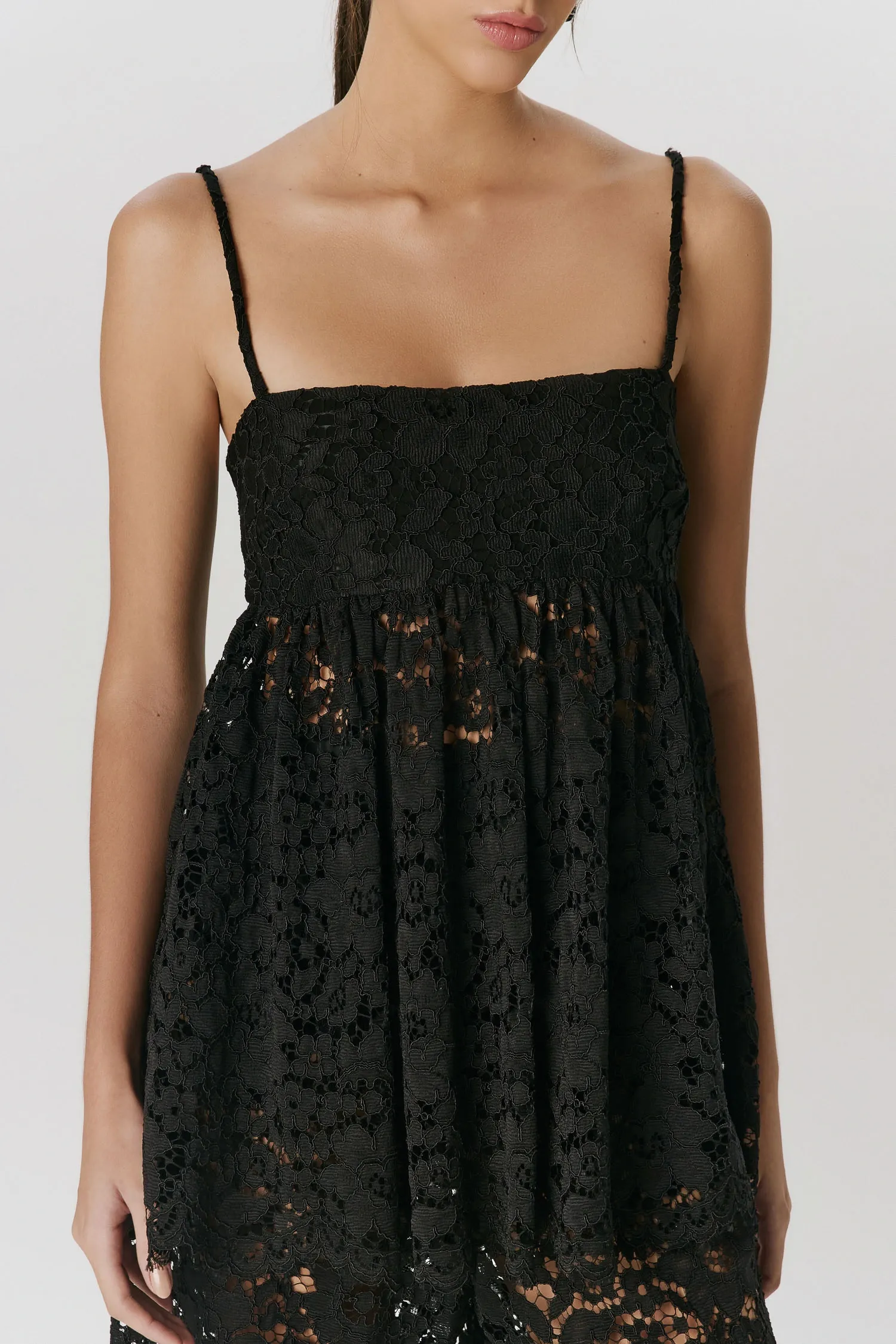 4-007864_TUNICA_RENDA_DECOTE_ALTO_FRANZIDO_PRETA_ANDREAMARQUES--3-