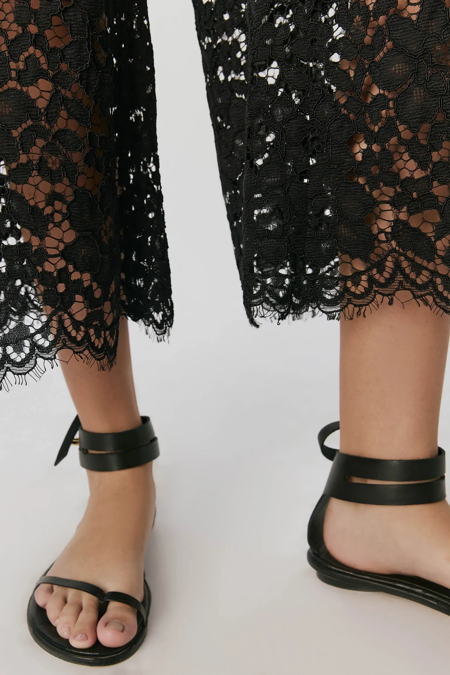 5-007865_CALCA_AMPLA_RENDA_CURTA_PRETA_ANDREAMARQUES--6-