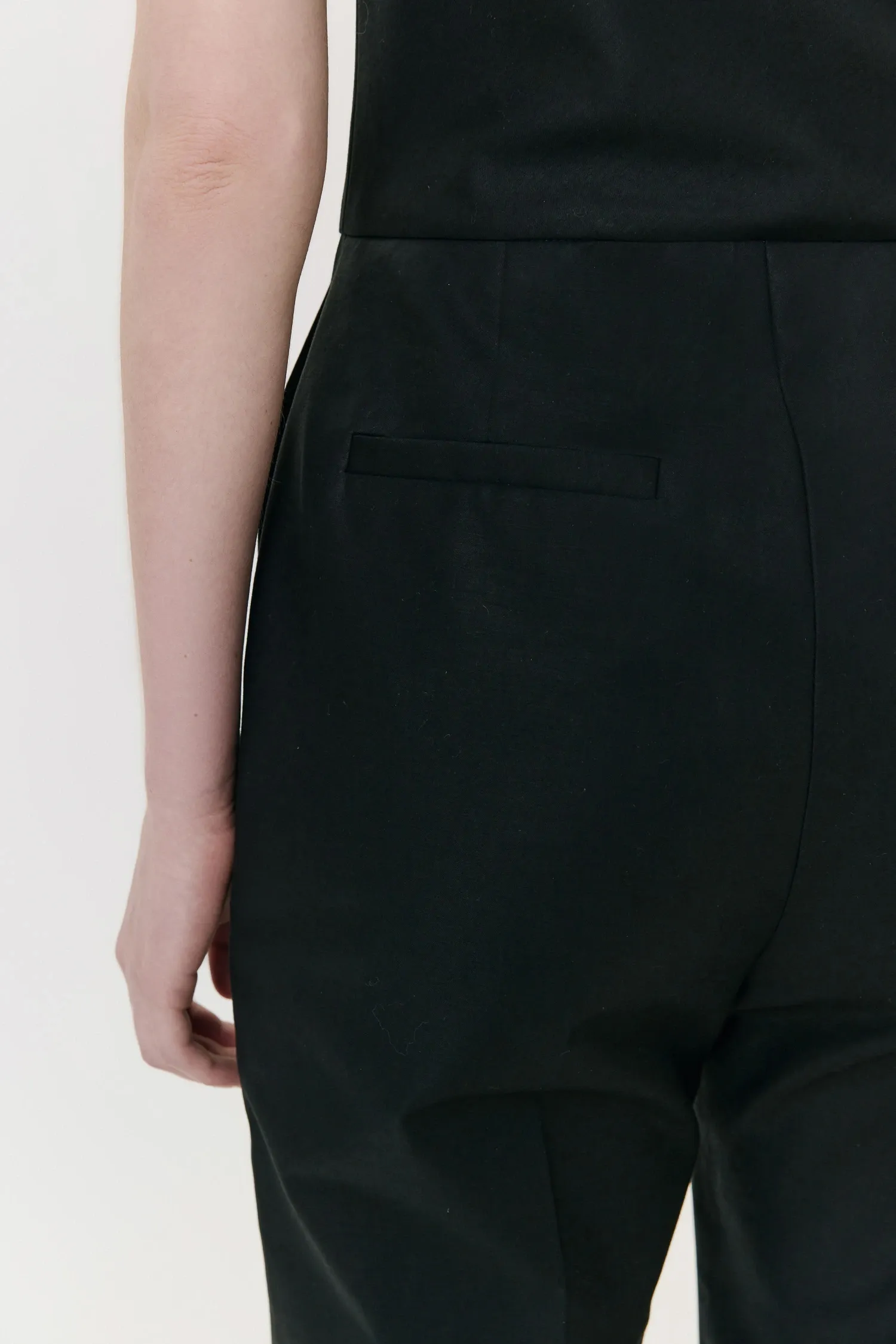 5-007976_MACACAO_OMBRO_UNICO_PREGAS_PRETO_ANDREA_MARQUES--8-