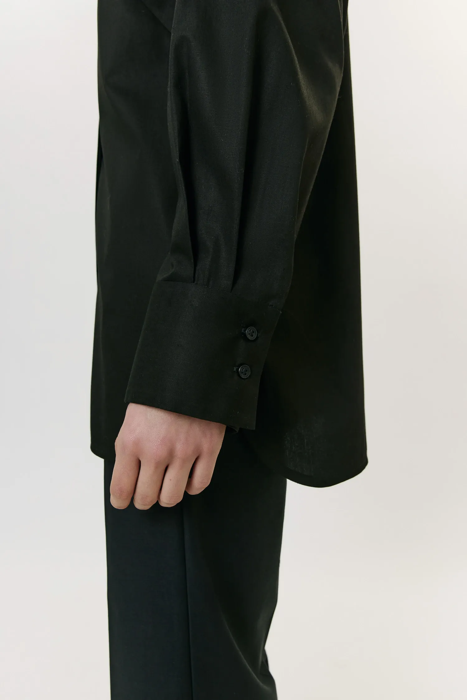 5-007982_CAMISA_PATE_COBERTA_PRETO_ANDREA_MARQUES--4-