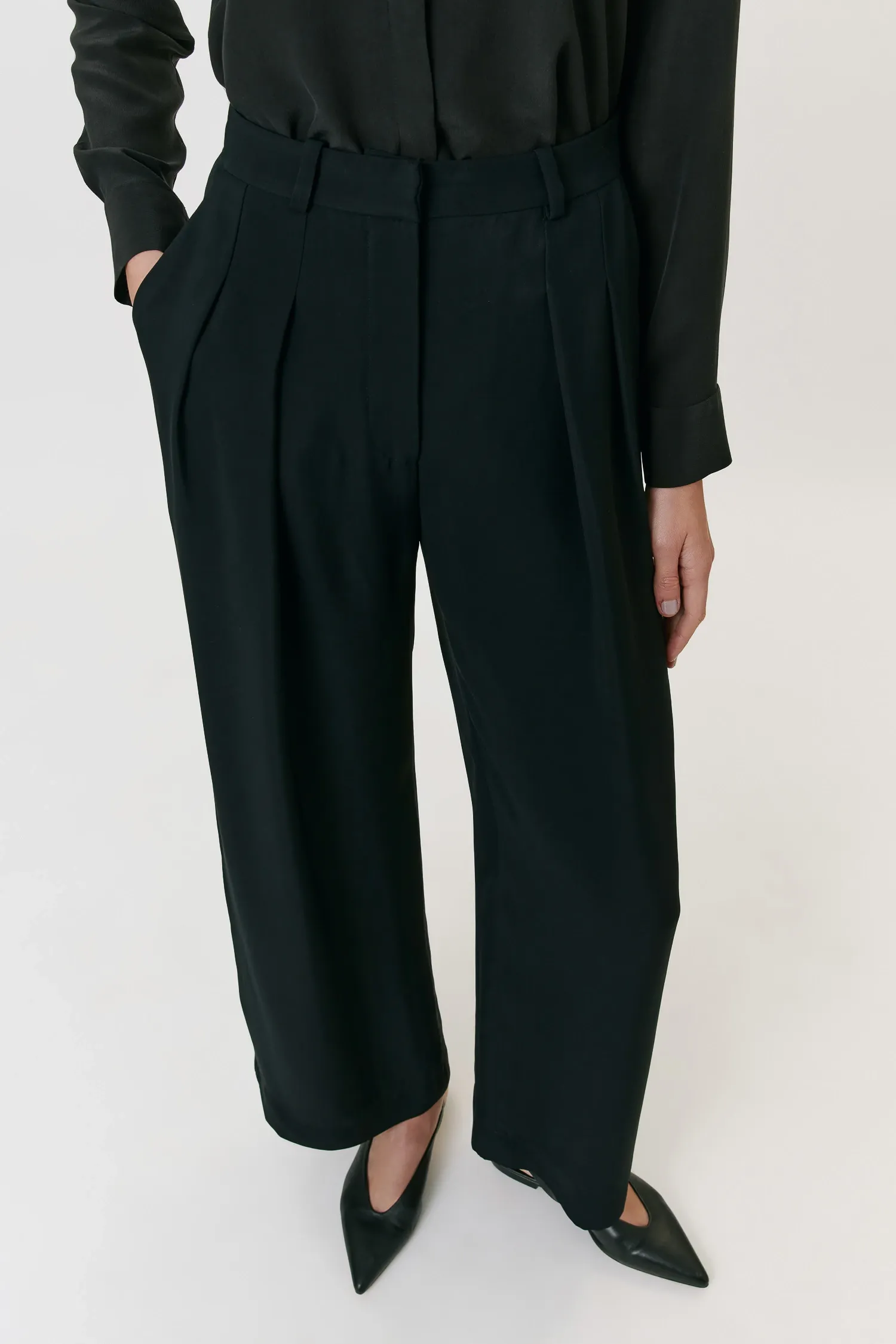 6-007958_CALCA_LONGA_AMPLA_PREGAS_PRETO_ANDREA_MARQUES--3-