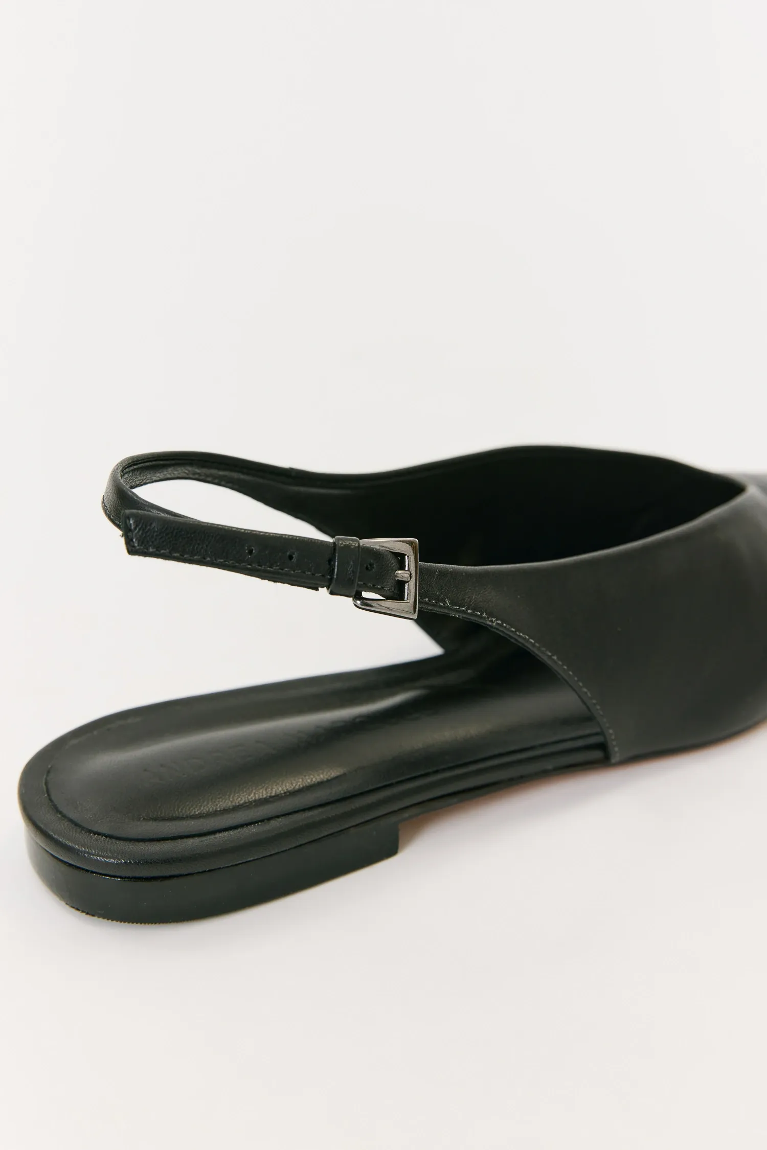 6-ST40265_SAPATILHA_BICO_FINO_COURO_PRETO_ANDREAMARQUES--4-