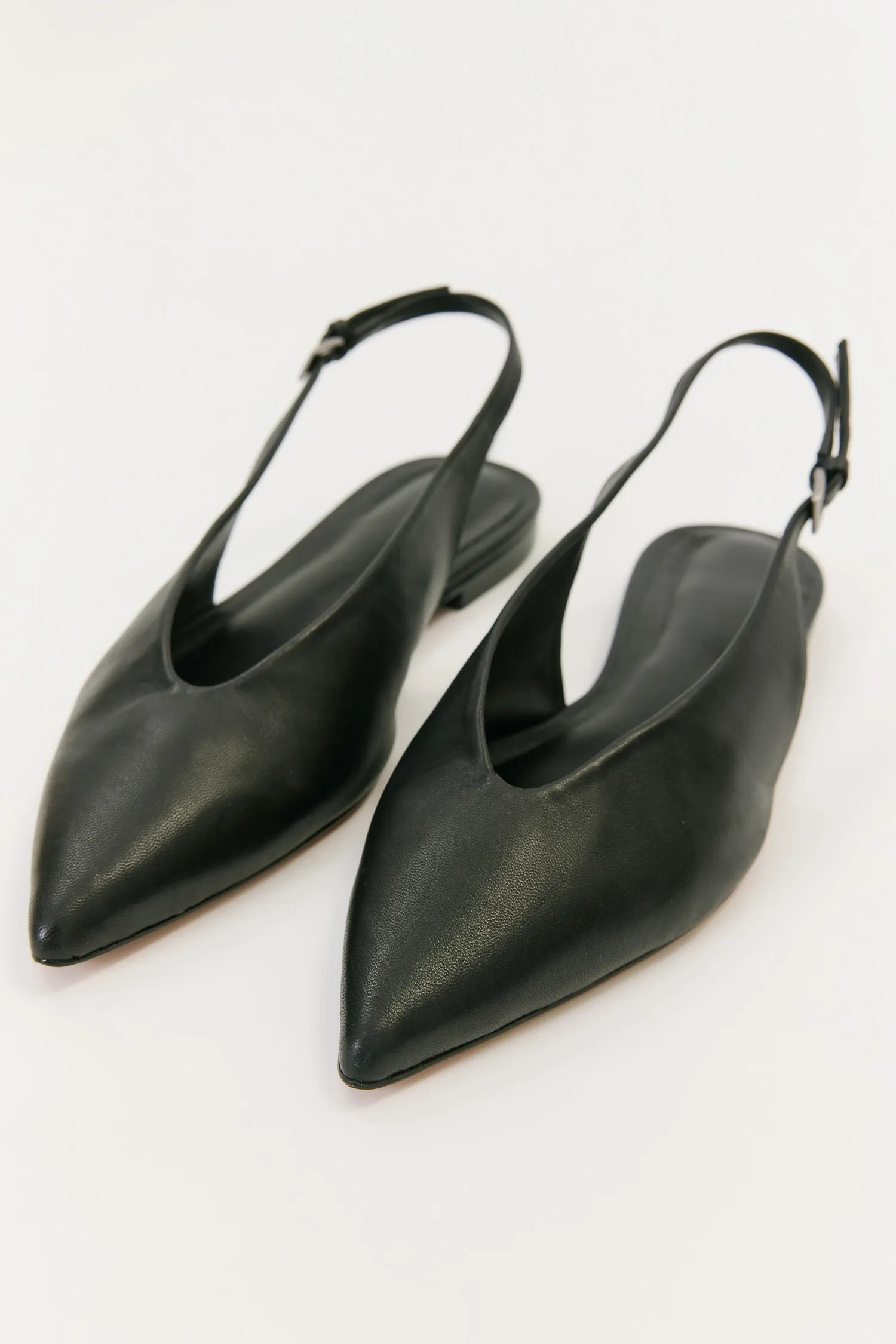 4-ST40265_SAPATILHA_BICO_FINO_COURO_PRETO_ANDREAMARQUES--3-