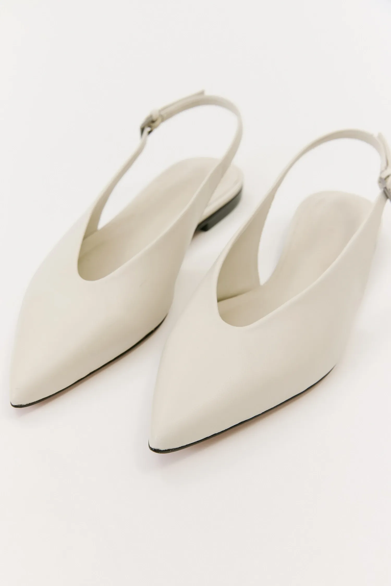 4-ST40265_SAPATILHA_BICO_FINO_COURO_OFFWHITE_ANDREAMARQUES--6-