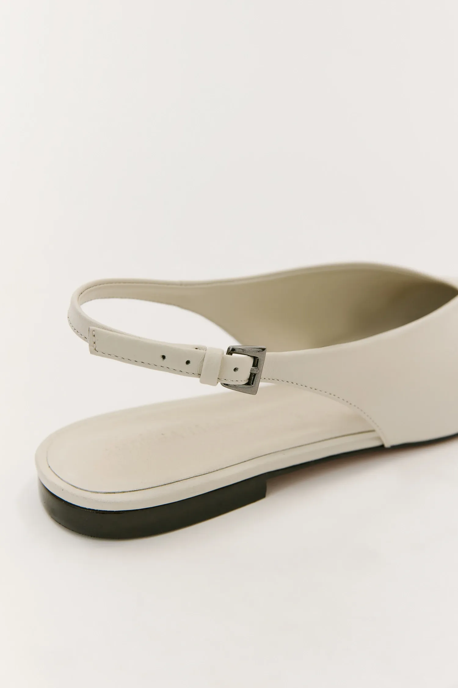 5-ST40265_SAPATILHA_BICO_FINO_COURO_OFFWHITE_ANDREAMARQUES--1-