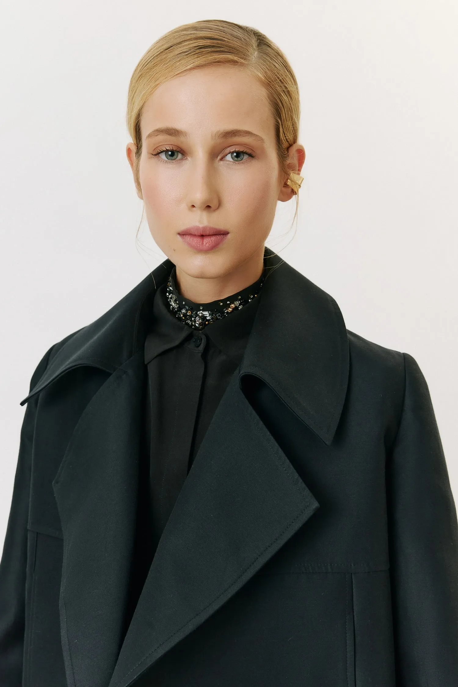 3-008037_CASACO_CURTO_GOLA_AMPLA_PRETO_ANDREA_MARQUES--7-