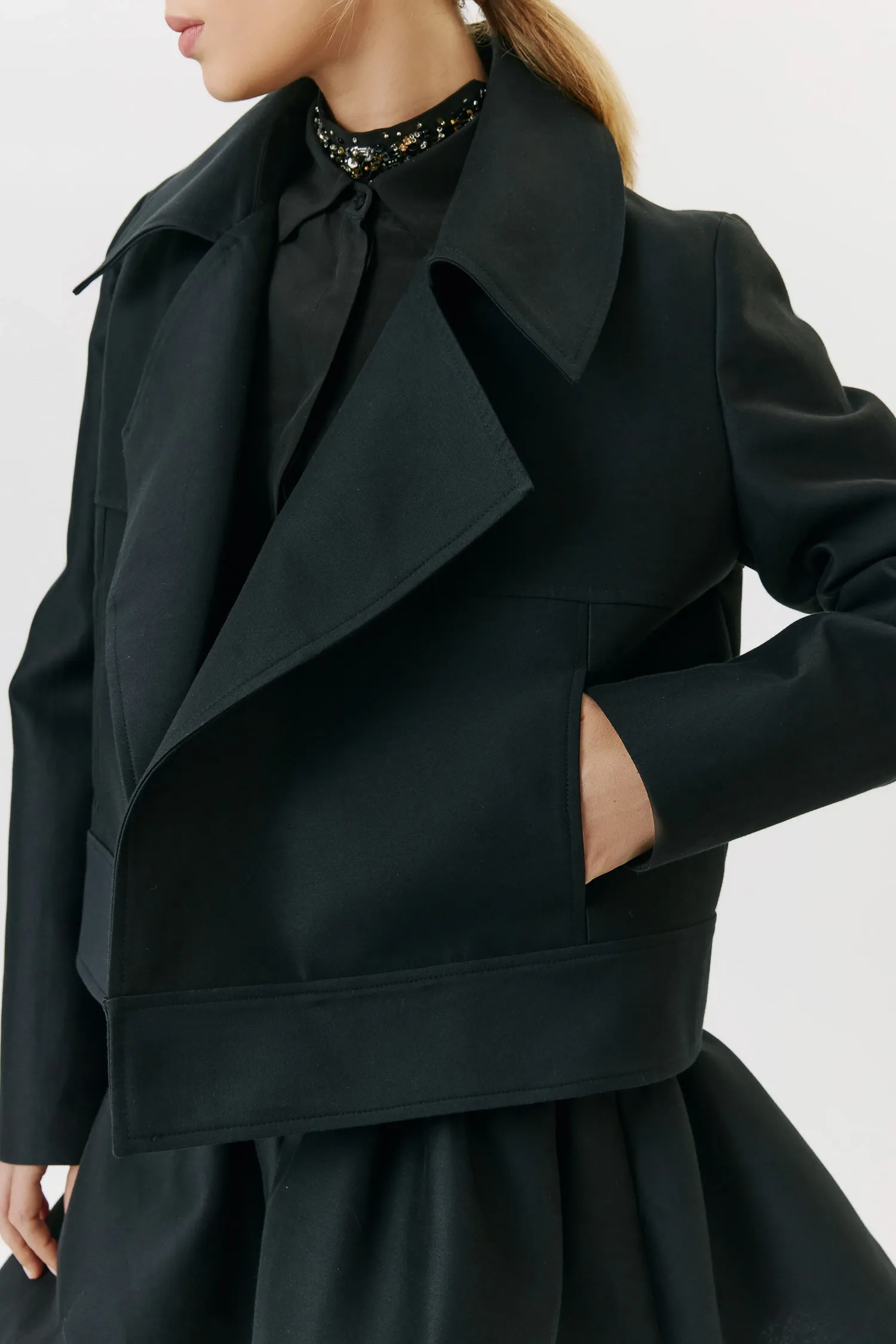 6-008037_CASACO_CURTO_GOLA_AMPLA_PRETO_ANDREA_MARQUES--6-