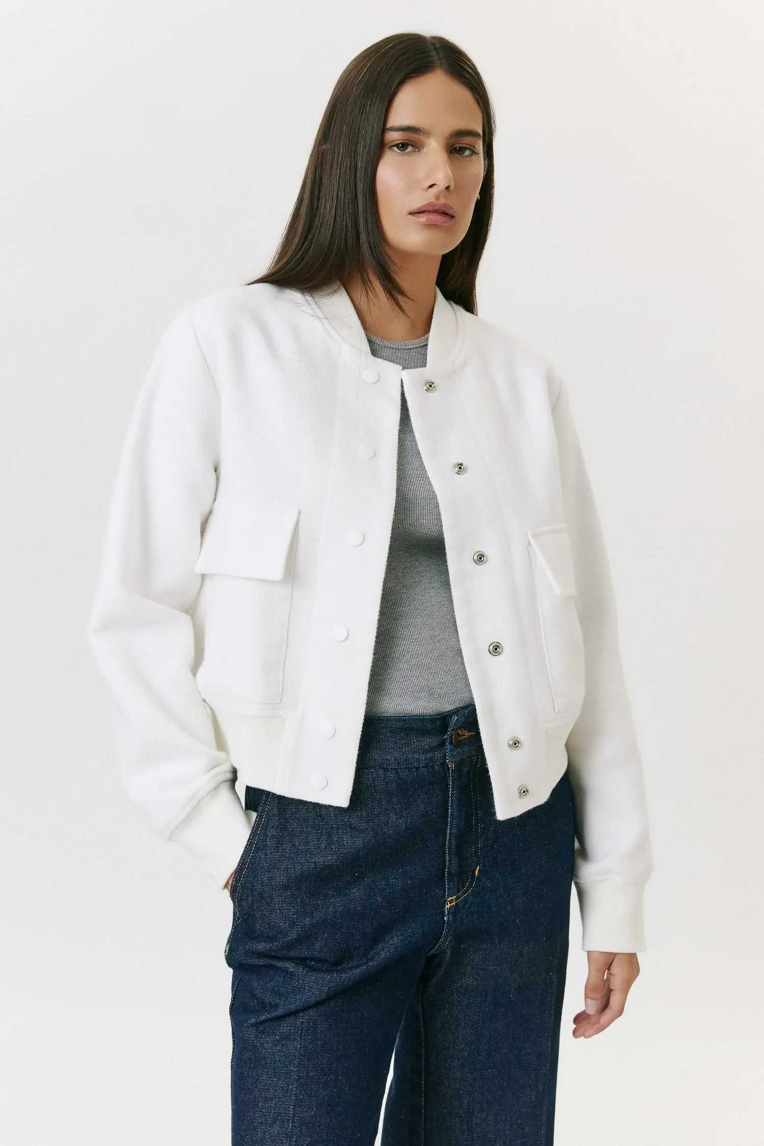 3-008044_JAQUETA_BOMBER_CURTA_BOLSOS_OFF_WHITE_ANDREA_MARQUES--1-